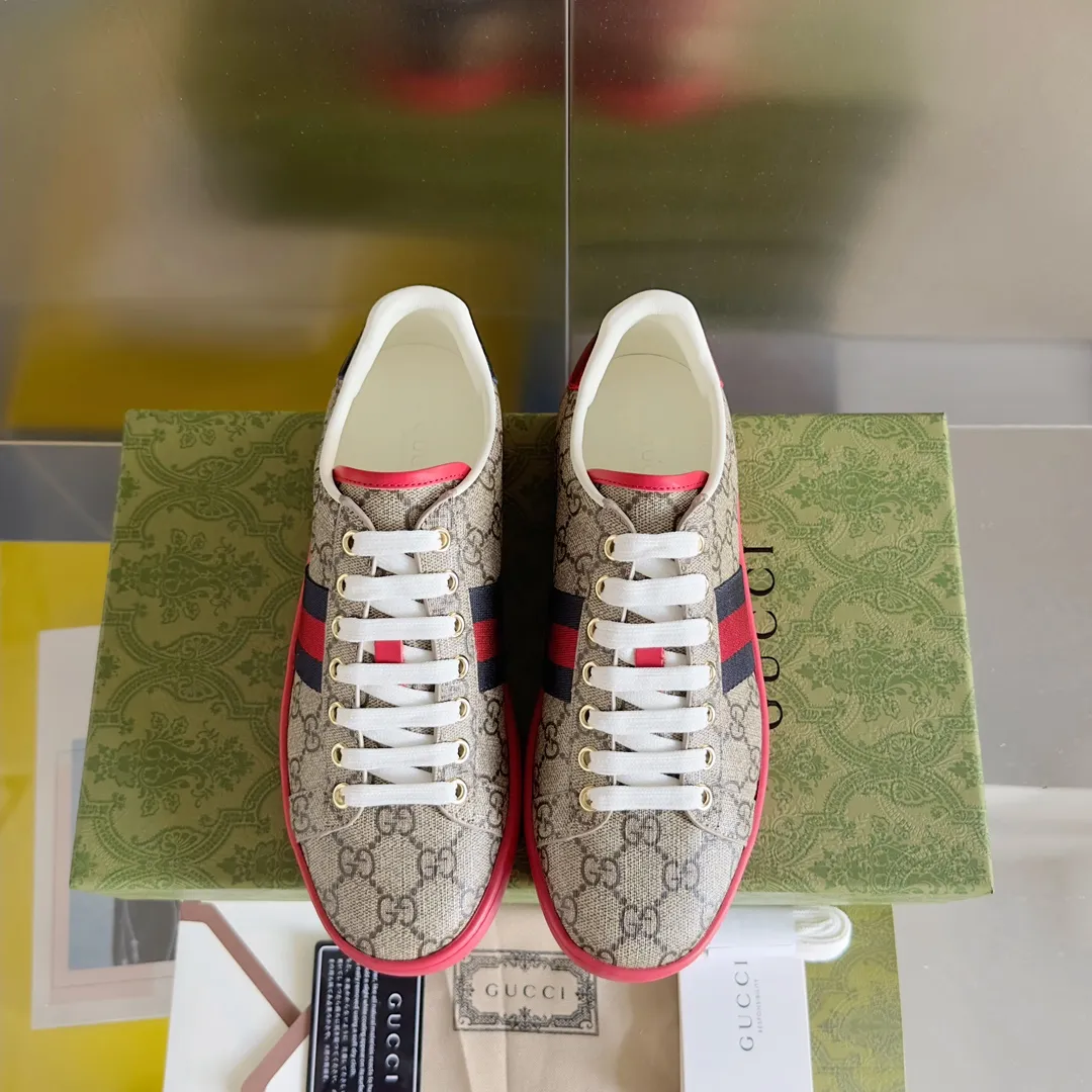 👟👟Ex-factory price 540👟👟 Men's size +10 Top version: Gucci G family classic Ace series Embroidery Little Bee White Shoes Couple Style Ribbon Love Casual Sports Shoes Sneakers Original Purchase Development Production This brand's classic low-top sports shoes interweave golden embroidered bees with red and green webbing. The bee is a classic element of the brand. It appeared in the Gucci ready-to-wear series in the 1970s. Exquisite packaging at the delivery counter🛍📦 ▪️Fabrics: Original custom imported first-layer cowhide ▪️Foots: Original custom cowhide lining ▪️Sole: Original open-molded rubber non-slip material ▪️Sole thickness: 2.5CM ▪️Size: Women's 34-41 (customized 34/41) ▪️Size: Men's 38-46 (38/46 customized)